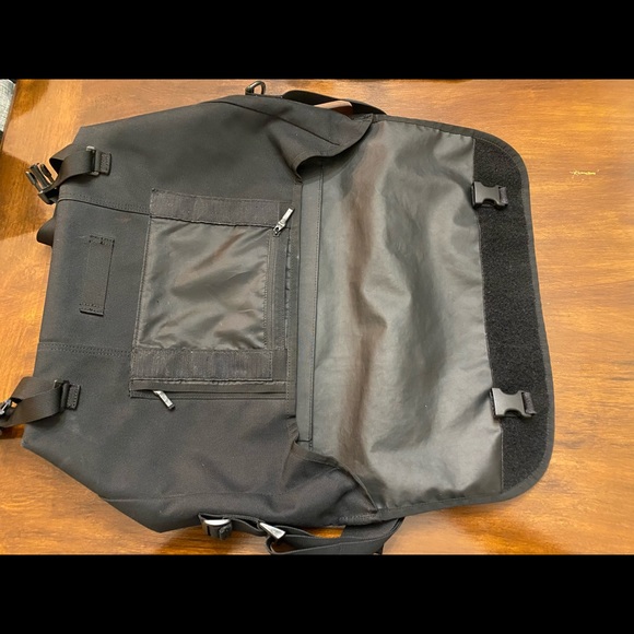 Timbuk2 Classic Messenger Bag, large, in black. - Picture 3 of 6